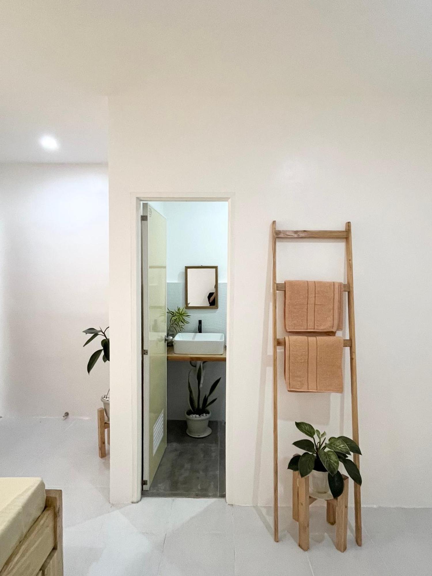 Sunnydale Apartelle -Room Accommodation Near Calatagan Beach Resorts Batangas Exterior photo